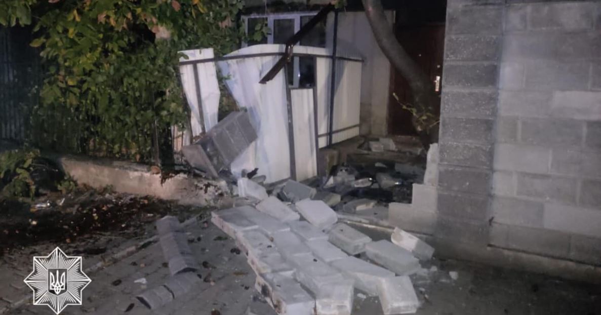 На Хоткевича 20-річна п’яна водійка “Mercedes-Benz” розвалила бетонний паркан (ФОТОФАКТ)