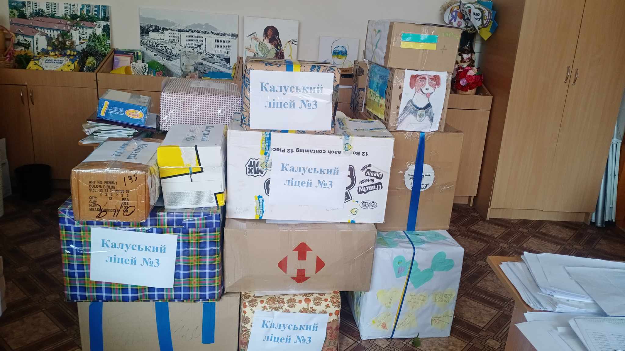 Калуські учні зібрали понад 100 коробок “вдячності” для воїнів ЗСУ (ФОТО)