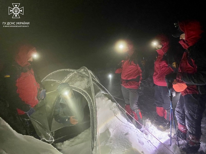 Прикарпатські надзвичайники врятували туриста, який через негоду застряг у горах (ФОТО)
