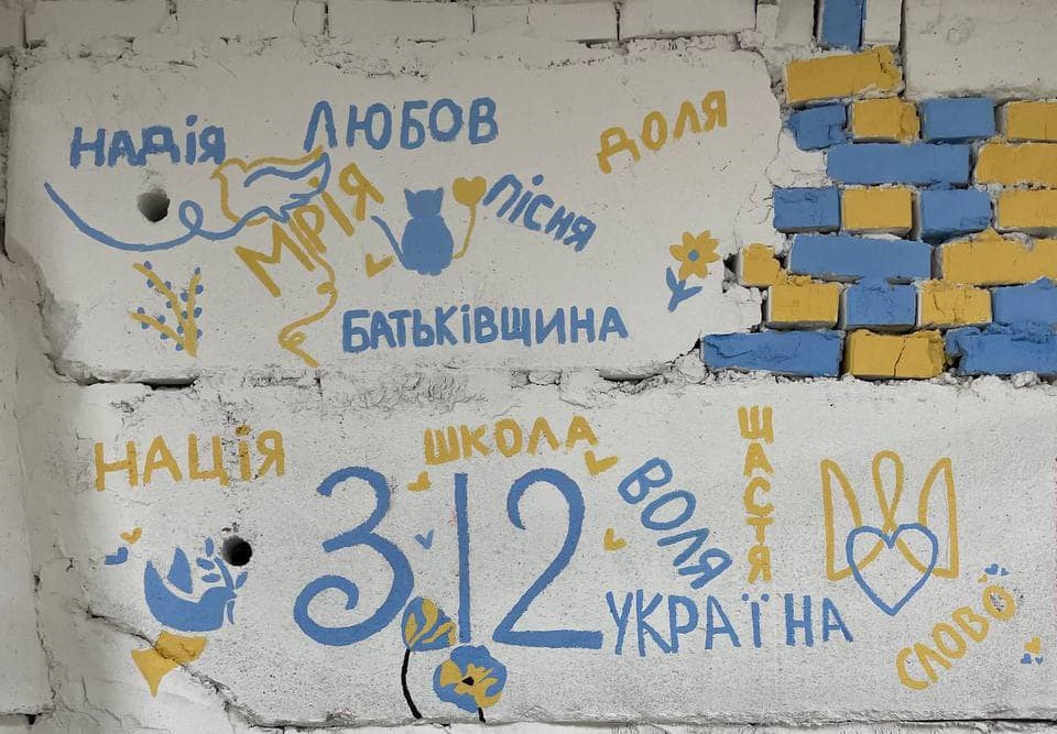 Учні ліцею №23 прикрасили стіни укриття патріотичними малюнками (ФОТО)