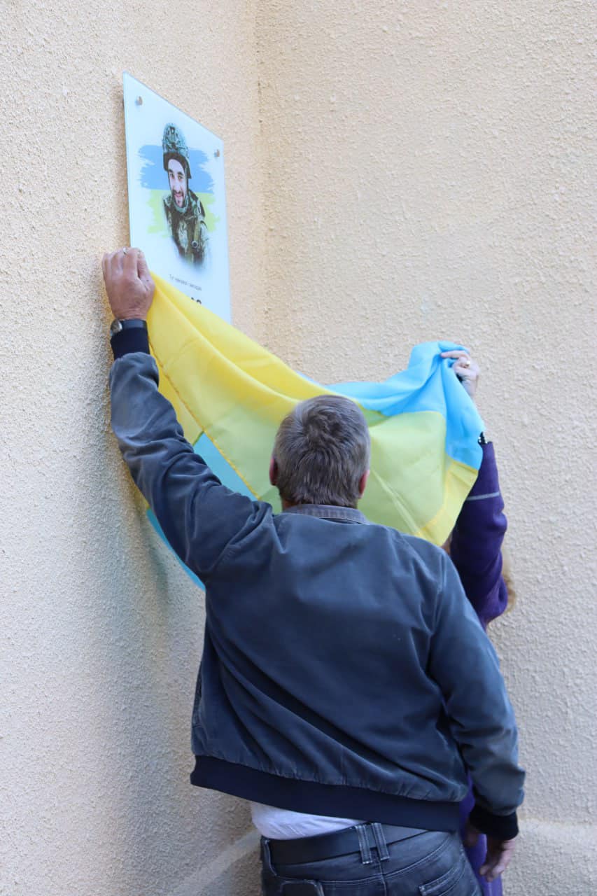 На фасаді Долинської дитячої художньої школи відкрили меморіальну дошку герою Тарасові Лавріву (ФОТО)