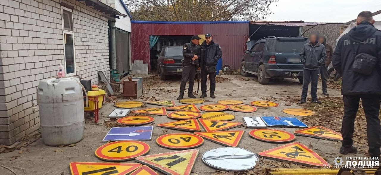 На Дніпропетровщині чоловік збудував теплицю з крадених дорожніх знаків: поліція веде розслідування (ФОТО)