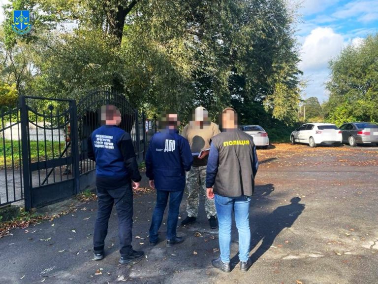 Офіцера ТЦК, якого підозрюють в організації фіктивної служби футболістів і тренерів “Прикарпаття”, взяли під варту