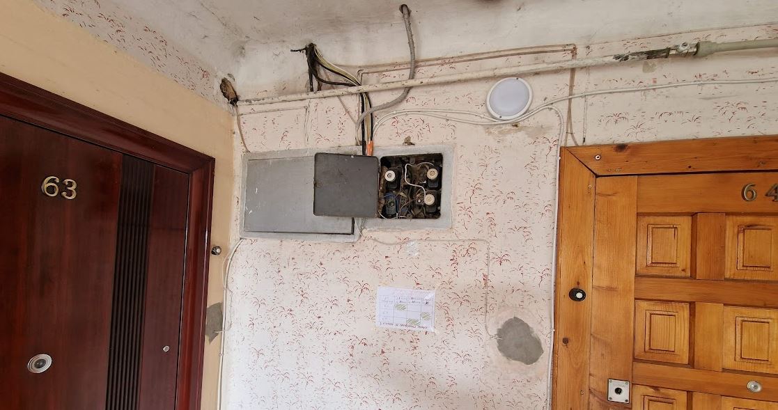 У Франківську мешканці старого багатоквартирного будинку за власні 800 000 гривень замінили електромережі (ФОТО)