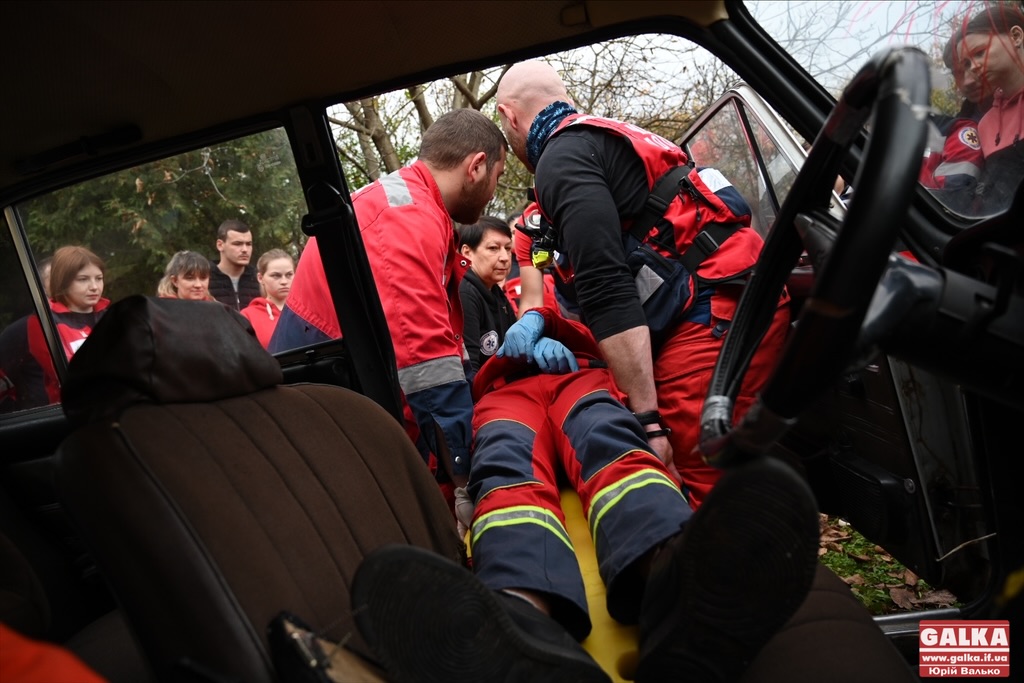 “Важлива кожна секунда”: у Франківську поліціянти, рятувальники та медики вчилися взаємодіяти на місці аварії (ФОТОРЕПОРТАЖ)