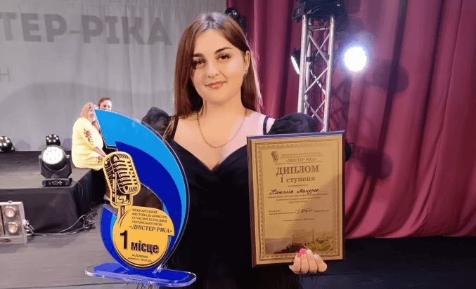 Прикарпатка Наталія Мандзюк перемогла в  міжнародному пісенному фестивалі-конкурсі (ФОТОФАКТ)