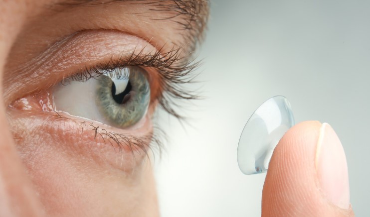 Чому втомлюються очі в контактних лінзах