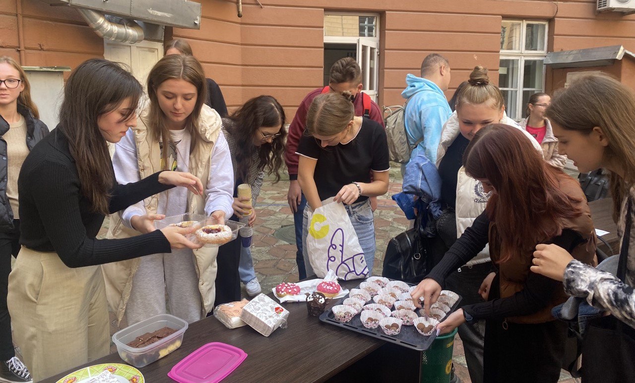 На благодійному ярмарку студенти медичного університету зібрали понад 65 тисяч гривень (ФОТО)