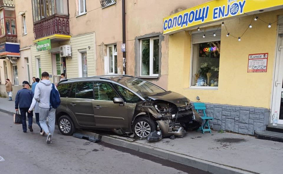 У центрі Франківська водієві стало зле за кермом: він пошкодив свою і ще три авто (ВІДЕО)