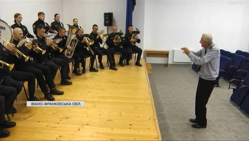 Єдиний в Україні курсантський оркестр: як 76-річний Ярослав Геців вчить майбутніх поліціянтів музики (ВІДЕО)