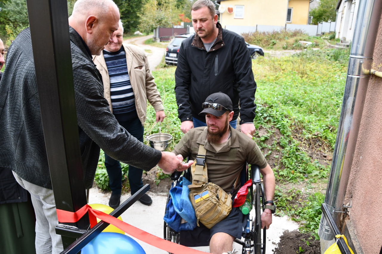 У Рогатинській громаді воїну, який втратив ногу, подарували інклюзивний будинок (ФОТО)