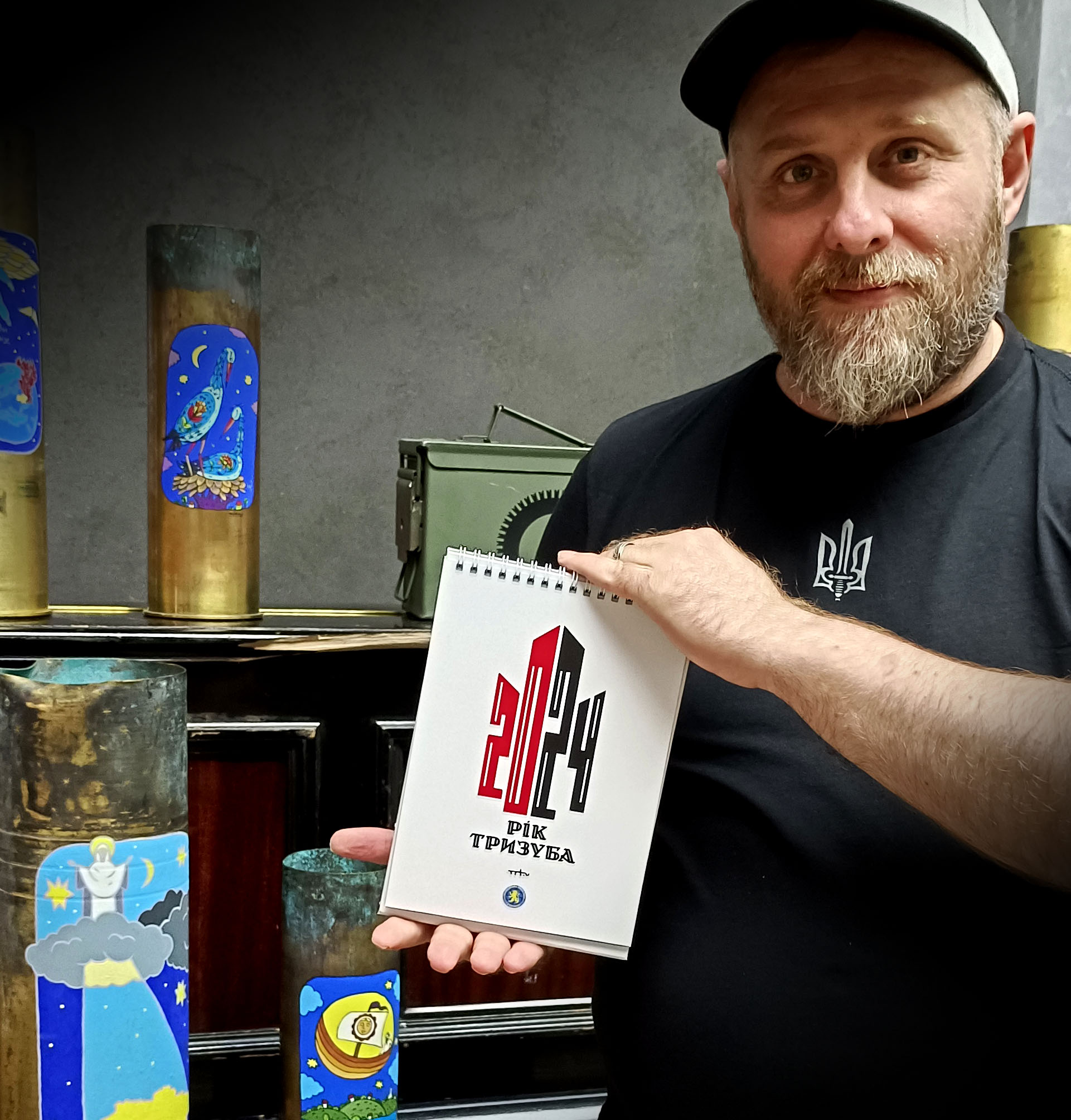“Дванадцять Тризубів”: художник Нікіта Тітов разом з франківськими волонтерами створив календар задля ЗСУ (ФОТО)