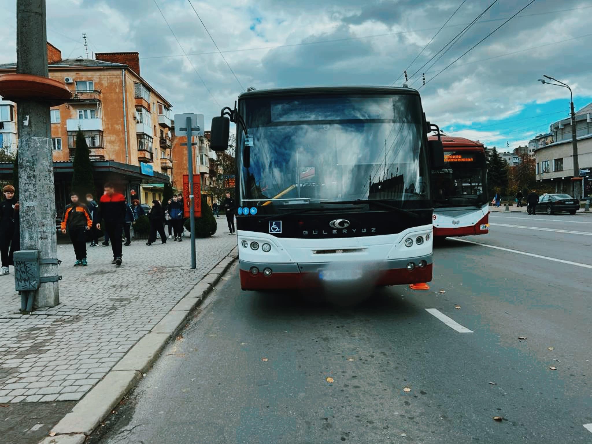 На Незалежності комунальний автобус збив 64-річну франківку (ФОТО)