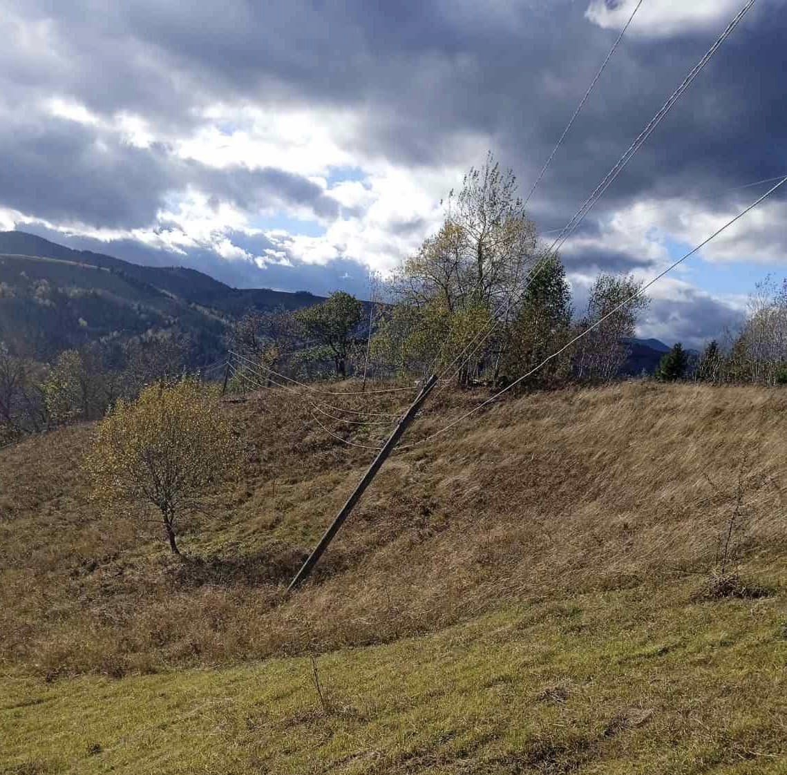 Прикарпатські енергетики завершують ремонт пошкоджених негодою електроопор у горах (ФОТО)
