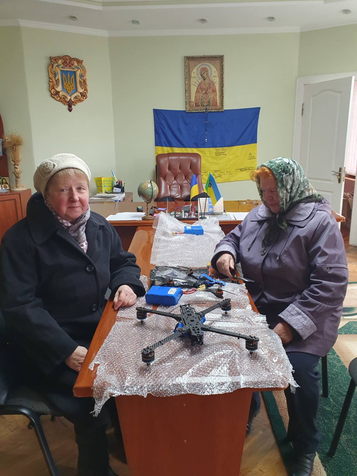 Прикарпатські бабусі назбирали з пенсії на два дрони для ЗСУ (ФОТО)