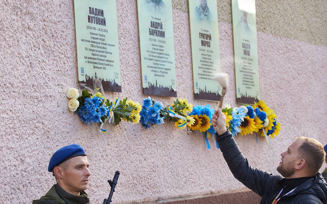 На фасаді ліцею №25 відкрили дві пам’ятні дошки загиблим воїнам (ФОТО)