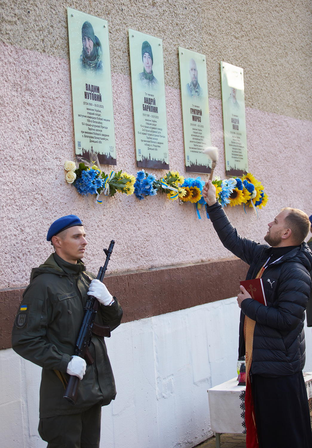 На фасаді ліцею №25 відкрили дві пам’ятні дошки загиблим воїнам (ФОТО)