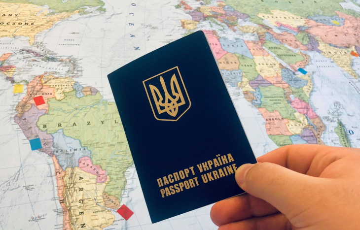 Від Польщі до Китаю: міграційна служба області цьогоріч переслала за кордон понад півтисячі паспортів