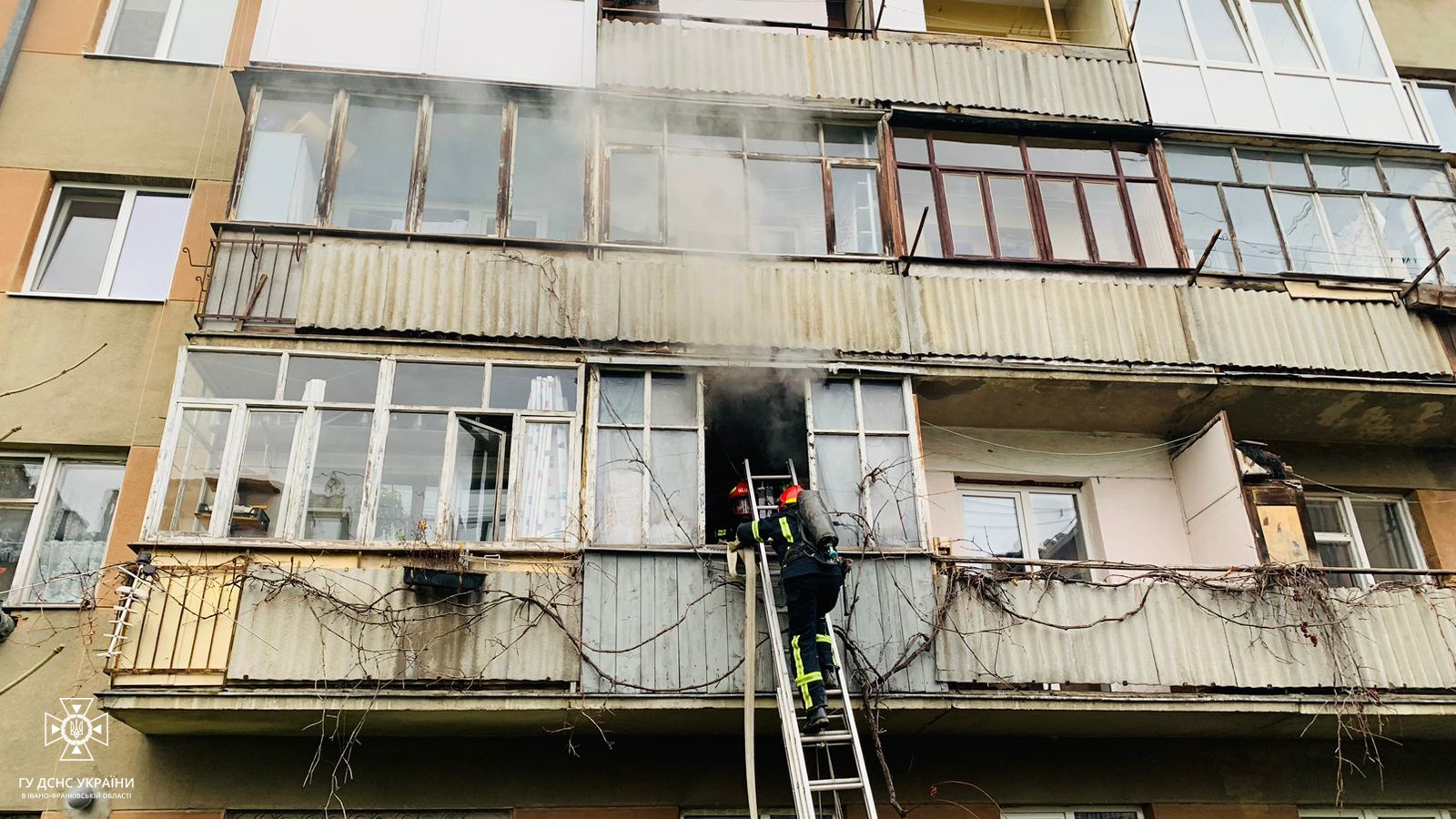 У Франківську під час пожежі в п’ятиповерхівці, евакуювали чотирьох людей (ФОТО)