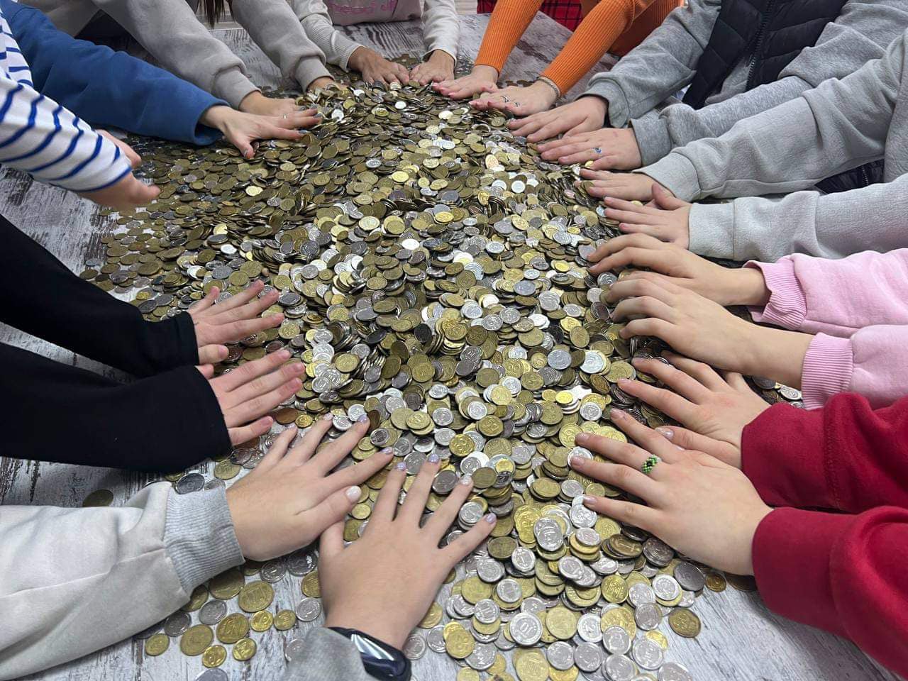 Франківські школярі монетами зібрали 23 тисячі гривень на допомогу військовим (ФОТО)