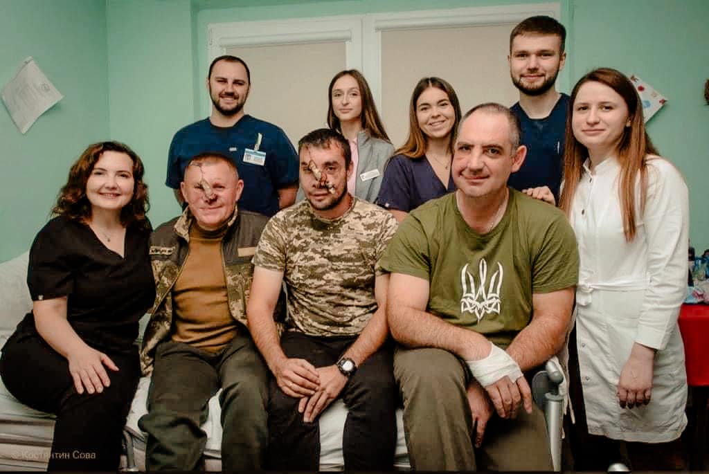 У повіку вшили золоту пластину: як у Франківську рятували обличчя пораненого захисника Сергія Шпанка (ФОТО)