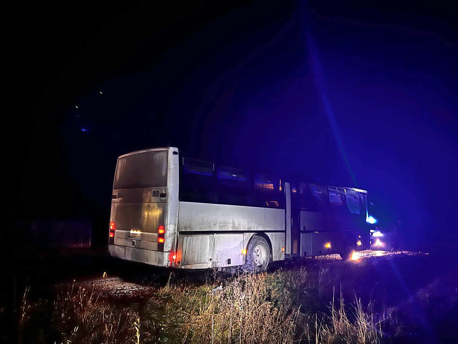Поблизу Надвірної автобус збив двох людей, одна травмована загинула (ФОТО)