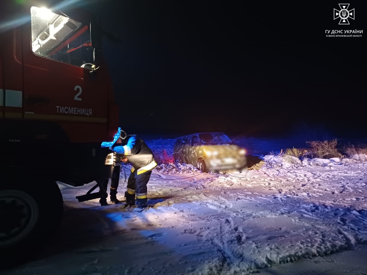 Вночі прикарпатські рятувальники допомагали водіям, які застрягли через негоду (ФОТО)