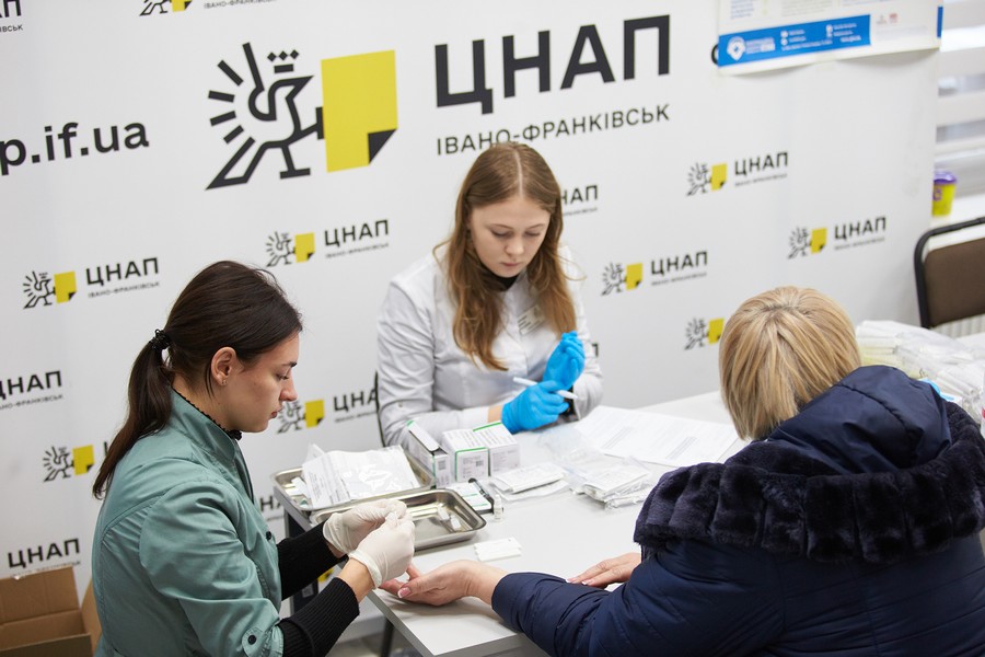У центральному ЦНАПі Франківська запрошують на щомісячні часткові медогляди (ФОТО)