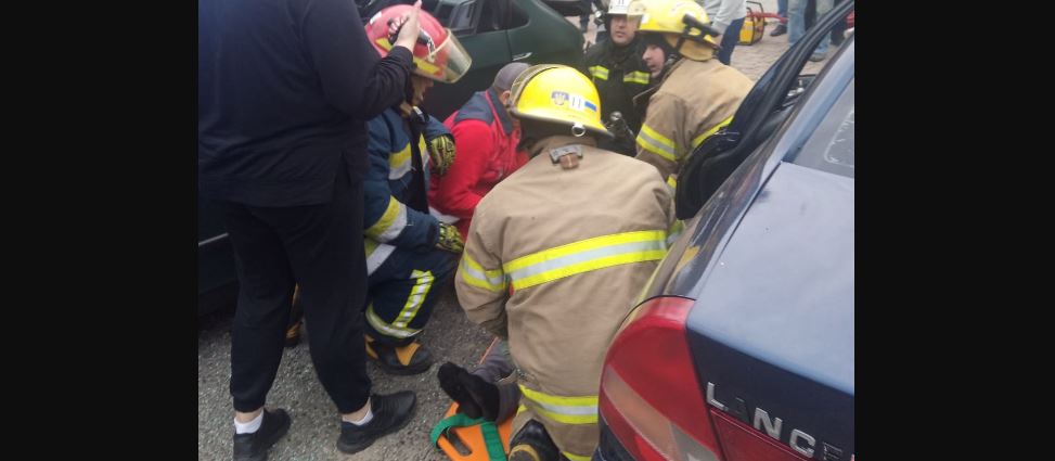 ДТП у Надвірній: рятувальники деблокували двох людей з понівечених автівок (ФОТО)
