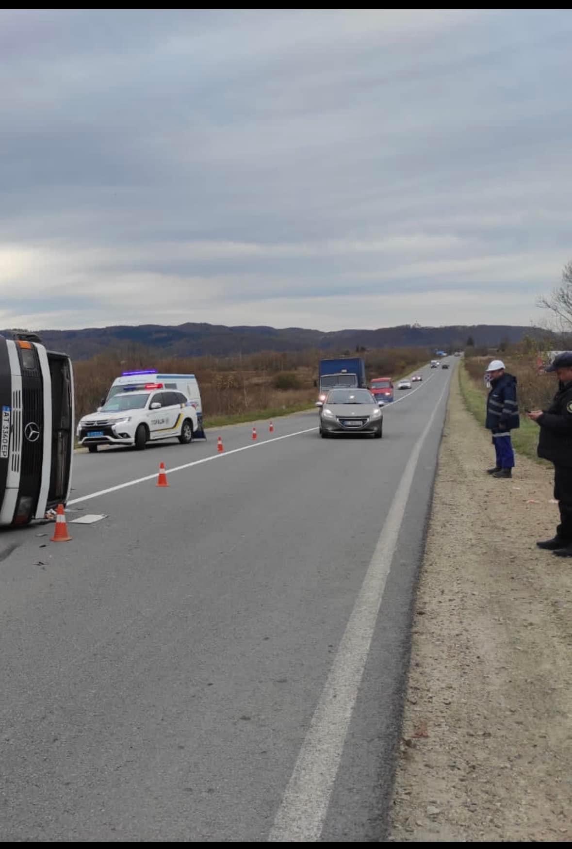 У ДТП на Калущині зіткнулися автобус та вантажівка (ФОТО) 
