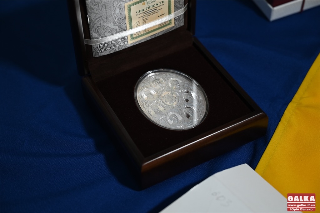 Срібна монета Гетьмана України за 65 тисяч: підсумки благодійного аукціону у Франківську (ФОТО)