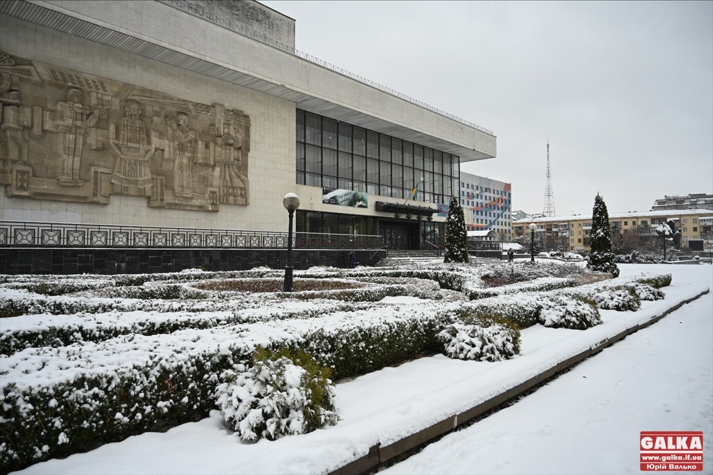 Засніжило: у Франківськ прийшла справжня зима (ФОТОРЕПОРТАЖ)