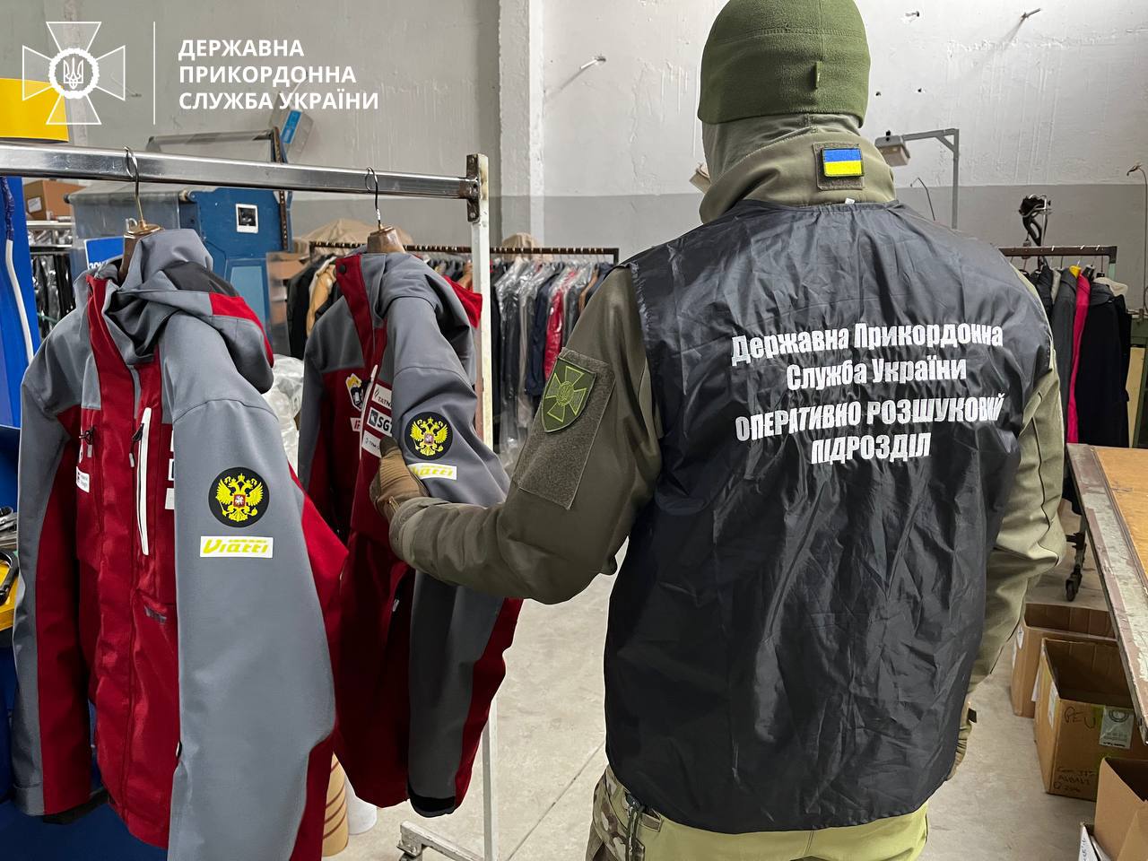 З гербом РФ: на Закарпатті таємно шили зимові куртки для російських спортсменів (ФОТО)