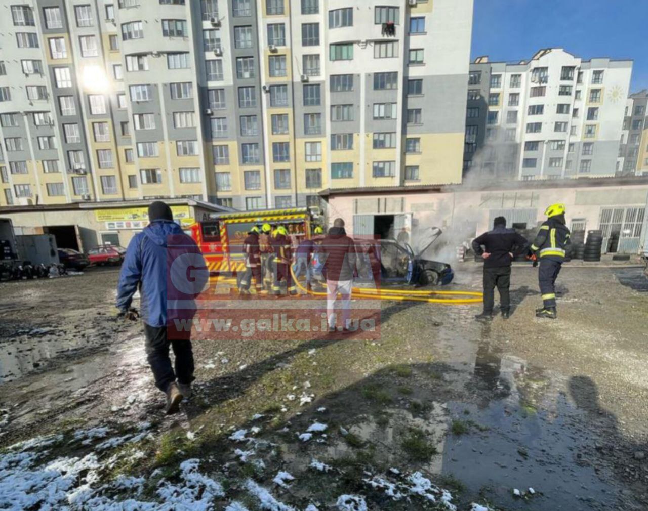 Вранці на авторинку на Довженка горіло авто (ВІДЕО)