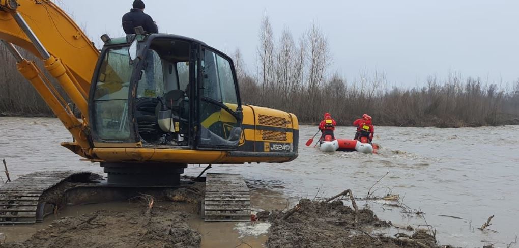 Трактор впав у річку на Коломийщині – з нього врятували двох людей (ФОТО, ВІДЕО)