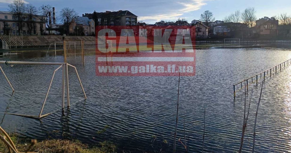 Стадіон “Юність” у Франківську затопило через порив труби “Водоекотехпрому”, його ще ліквідовують