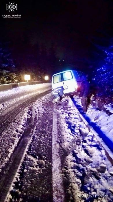 Снігопад на Прикарпатті: впродовж ночі рятувальники відбуксирували 7 автівок та прибрали 3 дерева