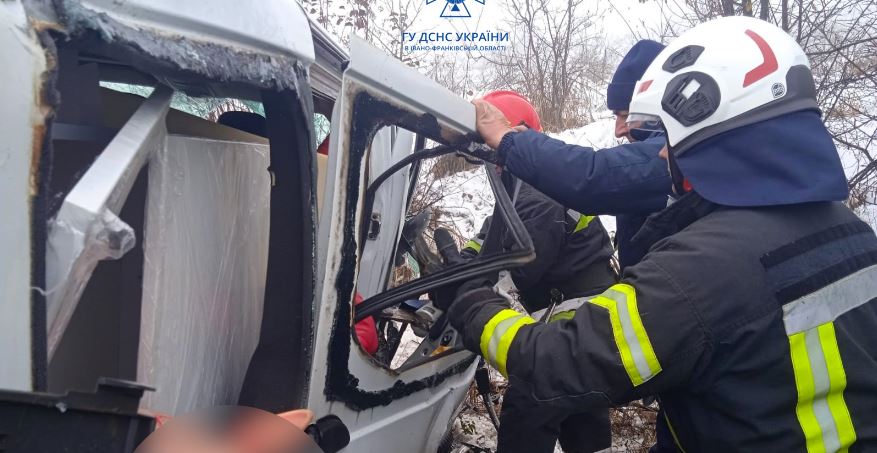 На Франківщині двоє дітей та дорослих травмувалися в ДТП за участі мікроавтобуса та автівки (ФОТО)