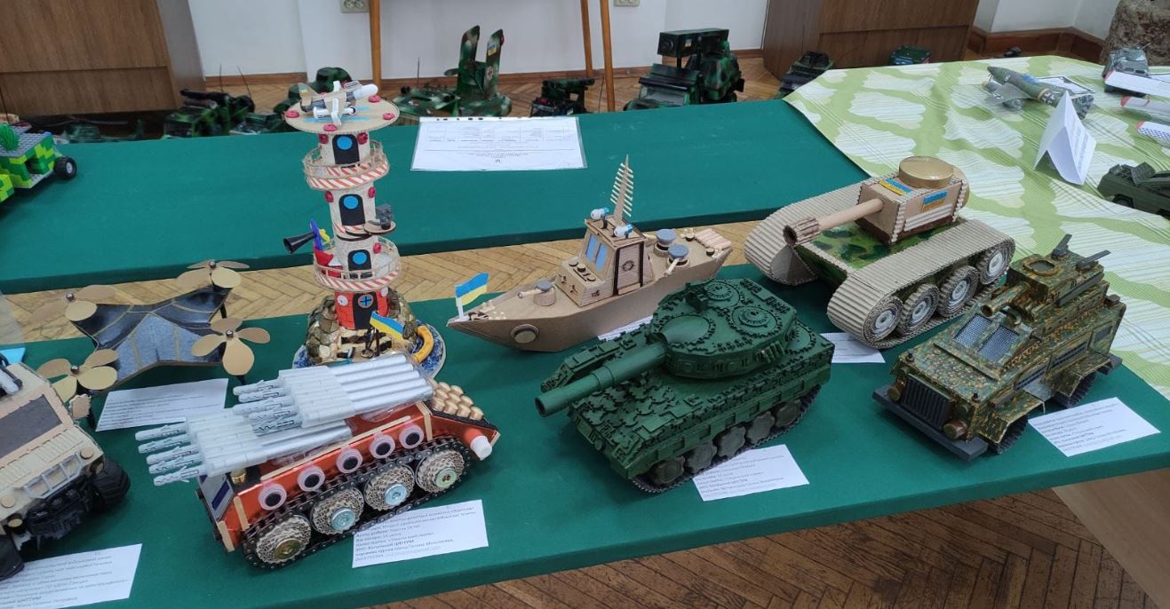 “Leopard” та “Ураган”: юні калушани сконструювали 14 моделей військової техніки (ФОТО)