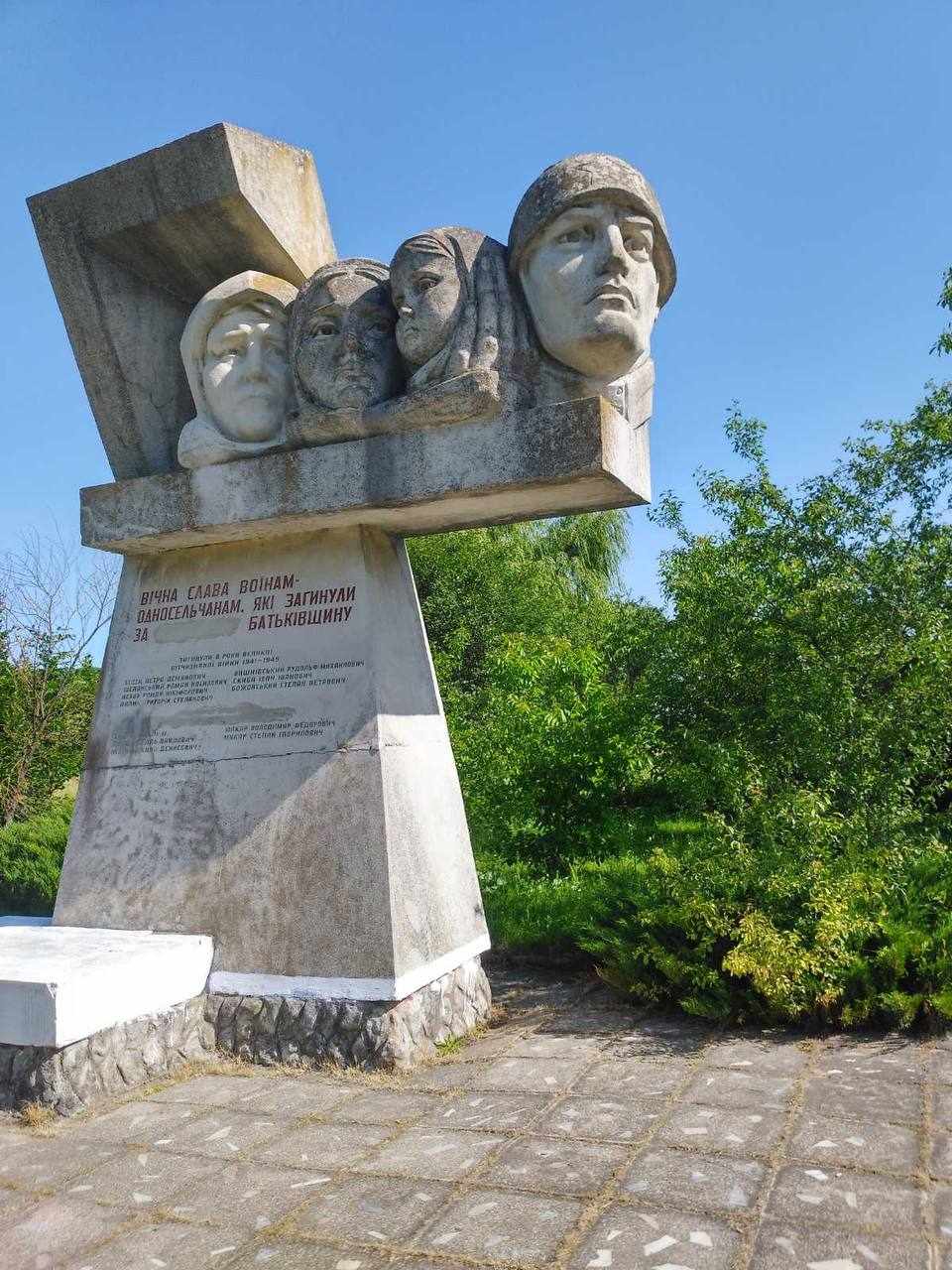 Мешканці Більшівцівської громади відмовляються демонтувати комуністичний пам’ятник – Коретчук (ФОТО)
