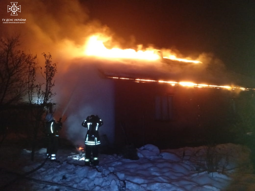 На Калущині під час пожежі в будинку постраждали троє людей (ФОТО)