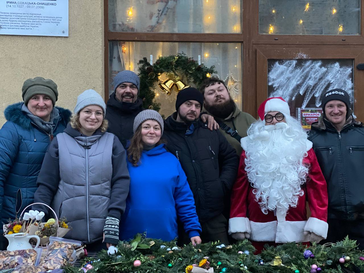 Калуські волонтерки зібрали на різдвяному ярмарку 111 000 гривень для ЗСУ (ФОТО)