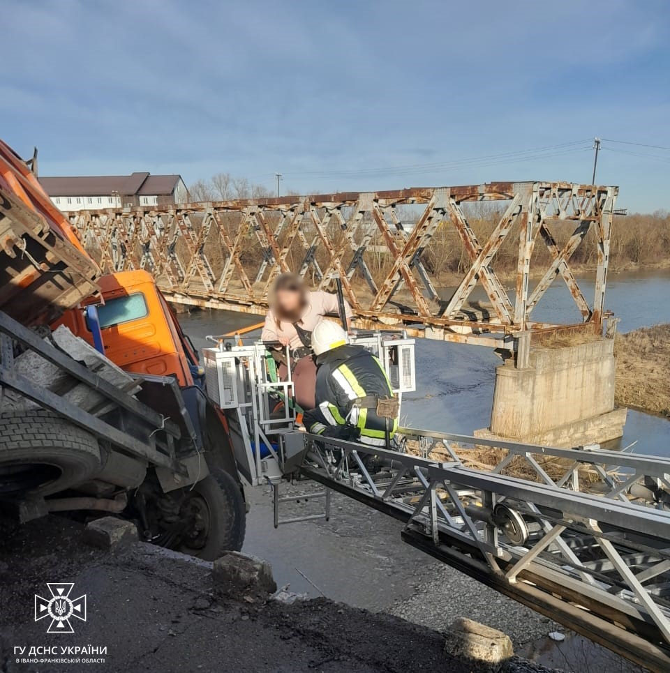 Прикарпатські надзвичайники врятували жінку з кабіни вантажівки, що повисла з мосту (ФОТО, ВІДЕО)