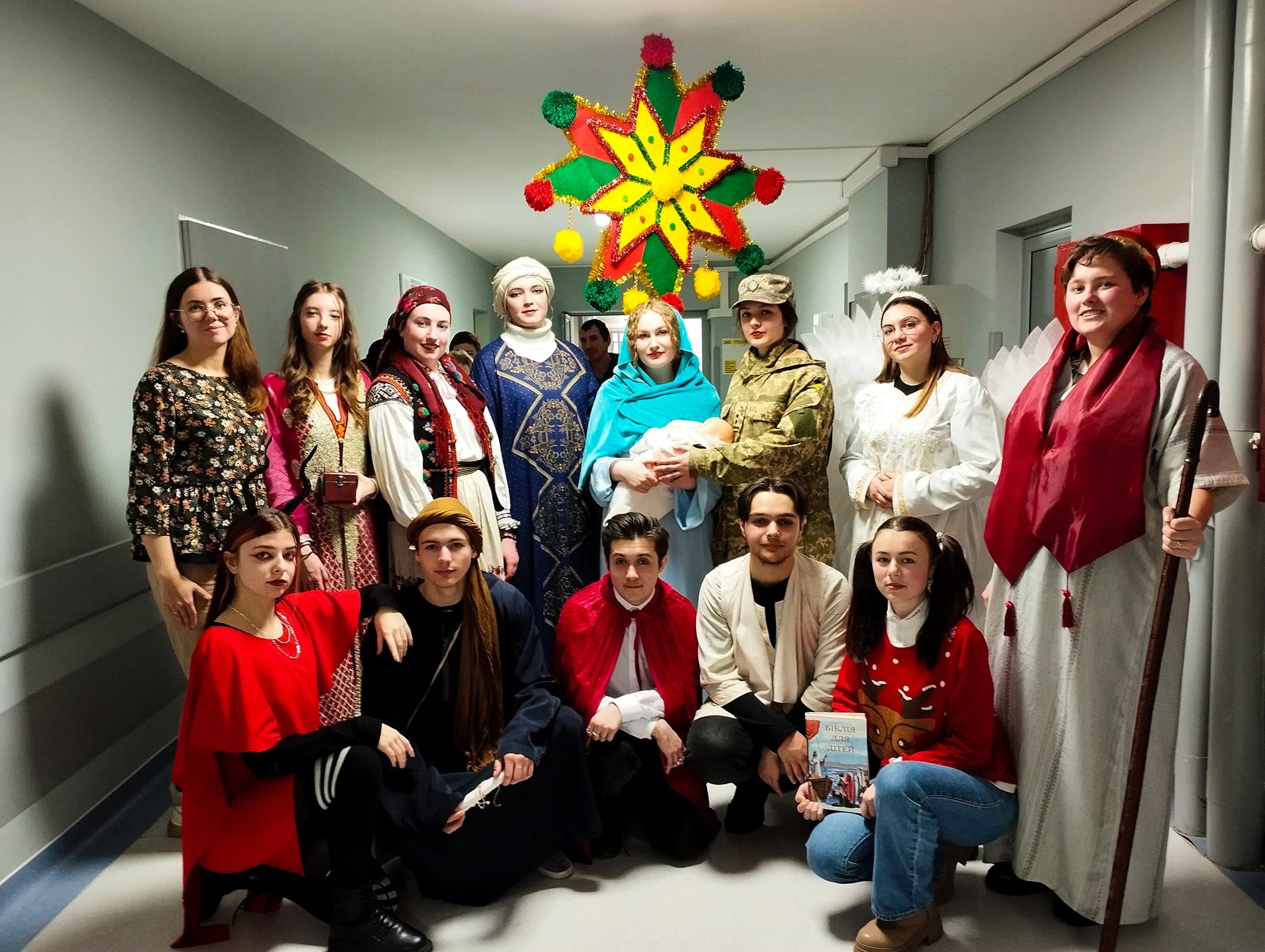 Колядували разом: студенти поставили різдвяну виставу для захисників у госпіталі (ФОТО)