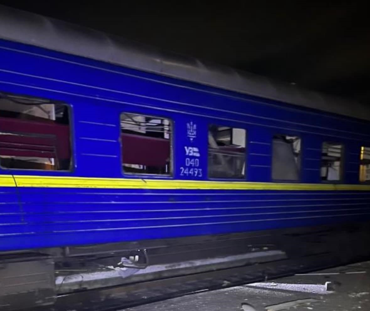 Ввечері росіяни вдарили по залізничному вокзалу в Херсоні. Є загиблий та поранені (ВІДЕО)