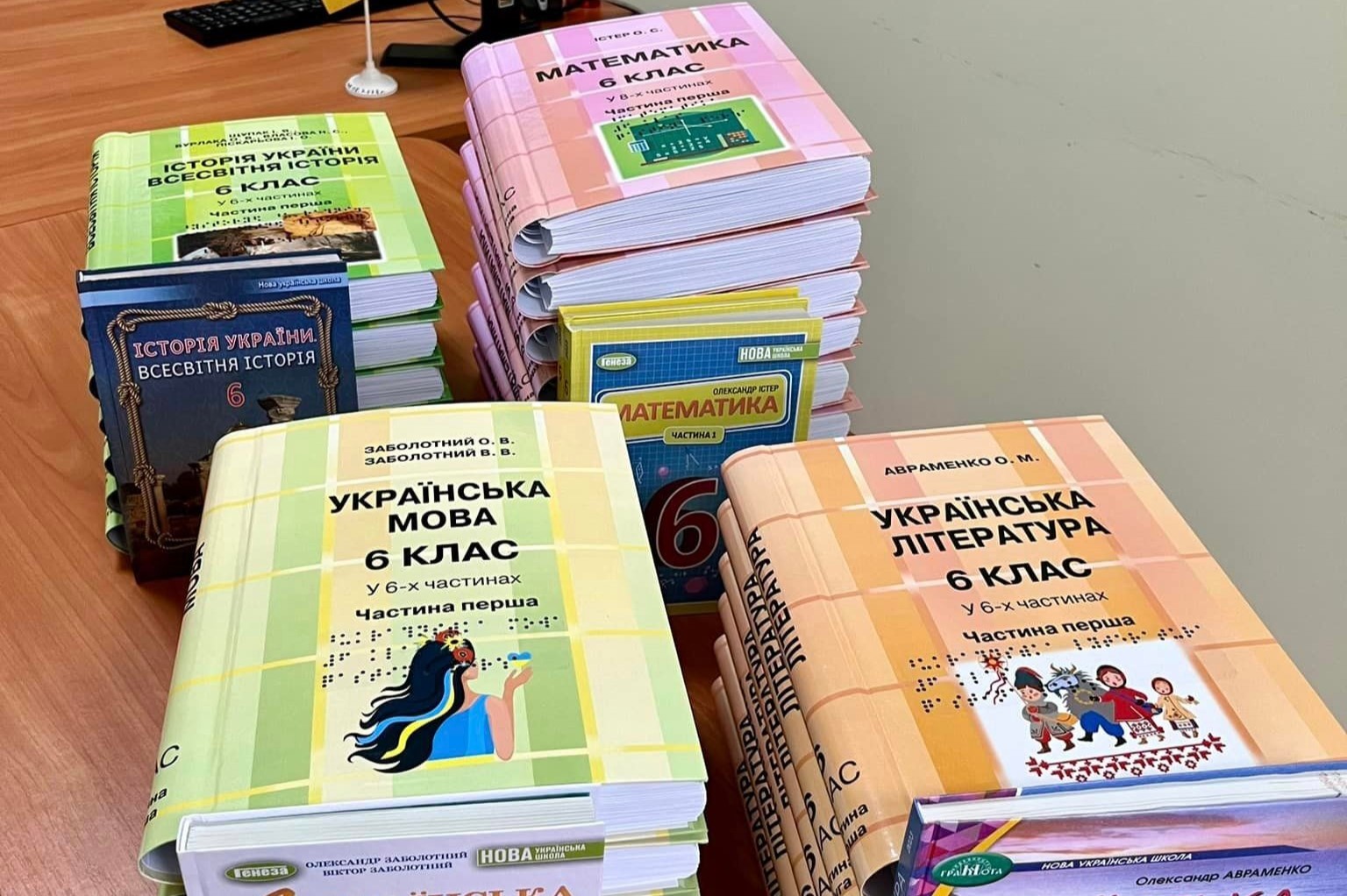 Навчатися через дотик: школи Прикарпаття отримали майже 30 тисяч книг шрифтом Брайля (ФОТО)
