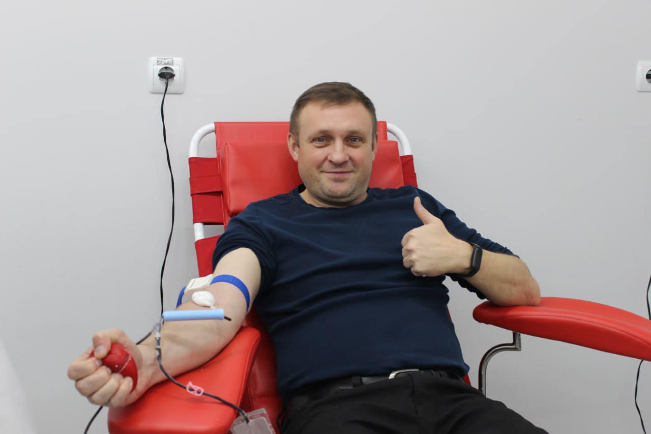 Бурштинські енергетики здали 17 літрів крові для ЗСУ (ФОТО)