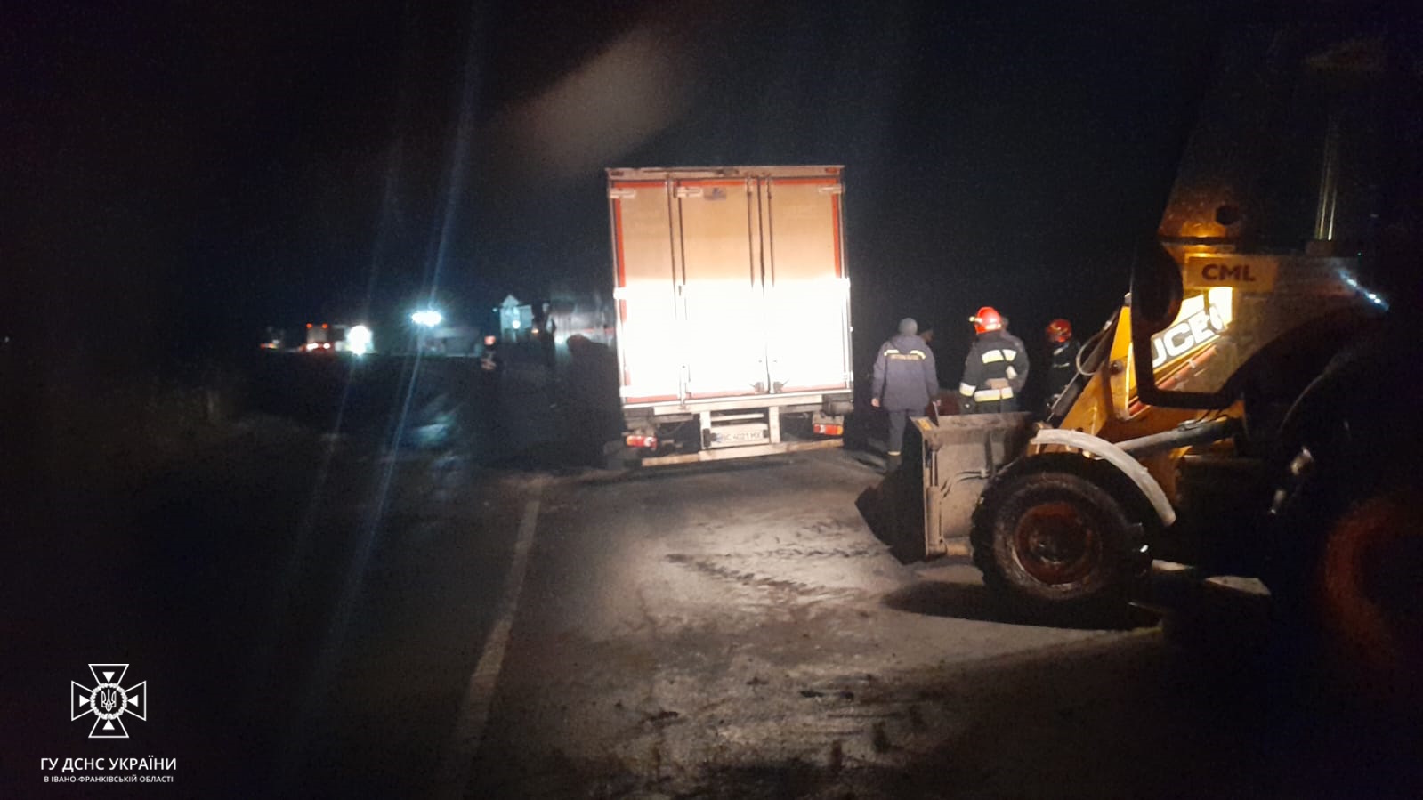 Вночі у Бурштині перекинулася заповнена вантажівка (ФОТОФАКТ)