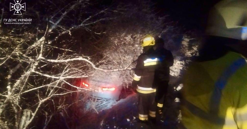 Снігопад на Прикарпатті: у п’ятницю чотирьом автівкам знадобилась допомога рятувальників (ФОТО)