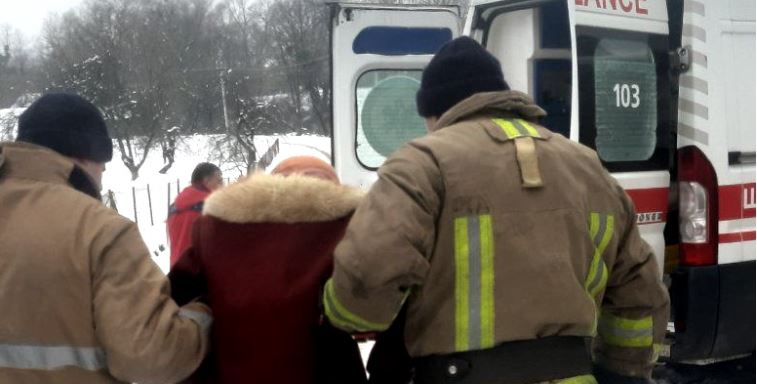 Відбуксирували “швидку” та ще 5 автівок: рятувальники на Прикарпатті ліквідовують наслідки стихії (ФОТО)